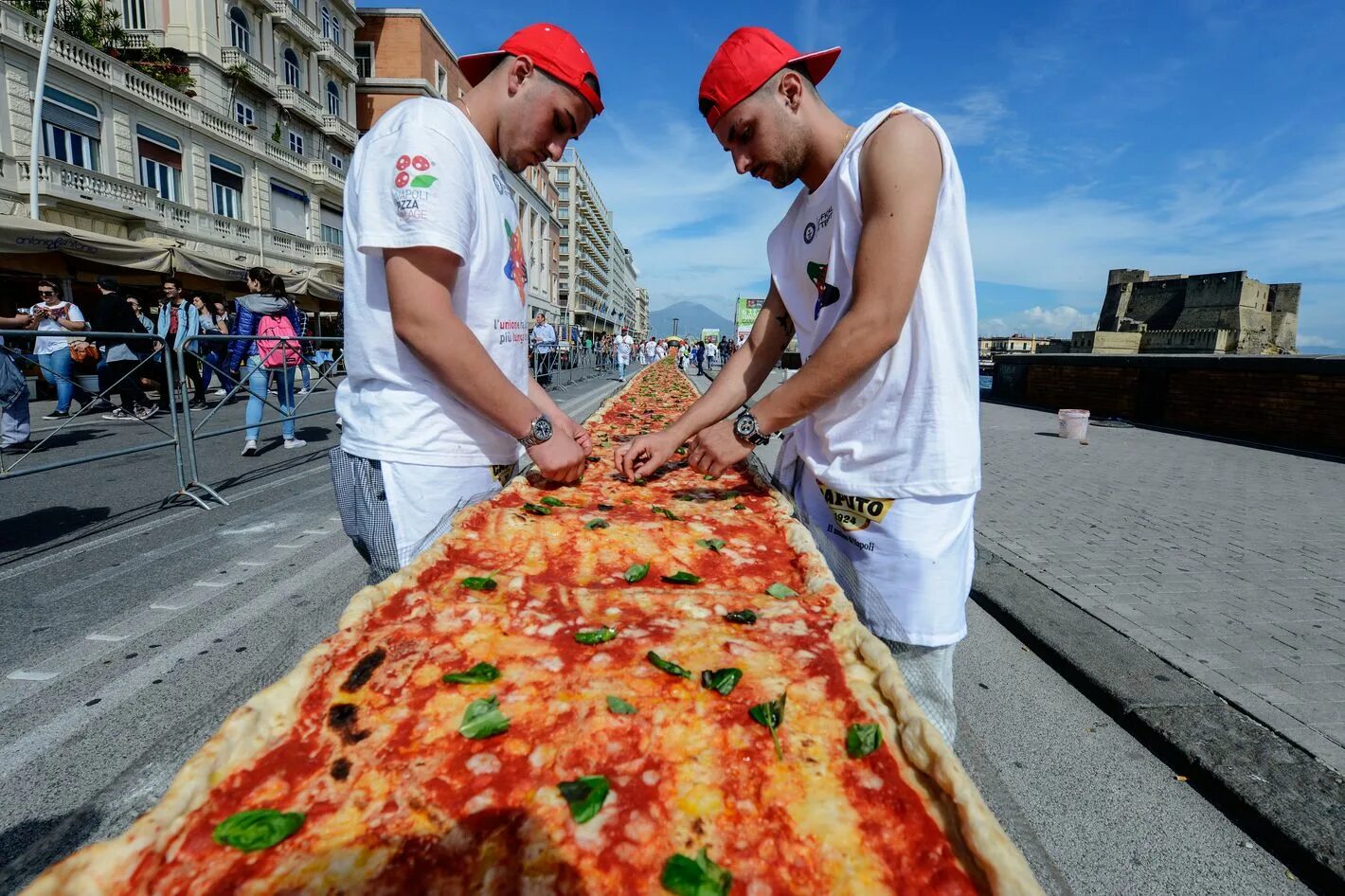 Рекорды стран всех. Неаполь Италия пицца. Пиццафест (PIZZAFEST) В Неаполе, Италия. Огромная пицца. Гигантская пицца.