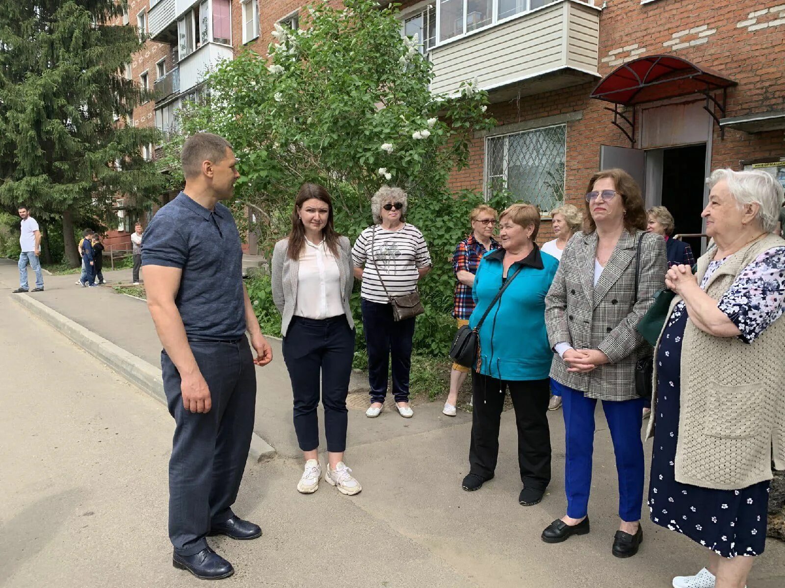 Работа в дмитровском районе для женщины. Рабочий поселок Деденево. Деденево 2002 администрация. Глава Дмитрова. Деденево день поселка.