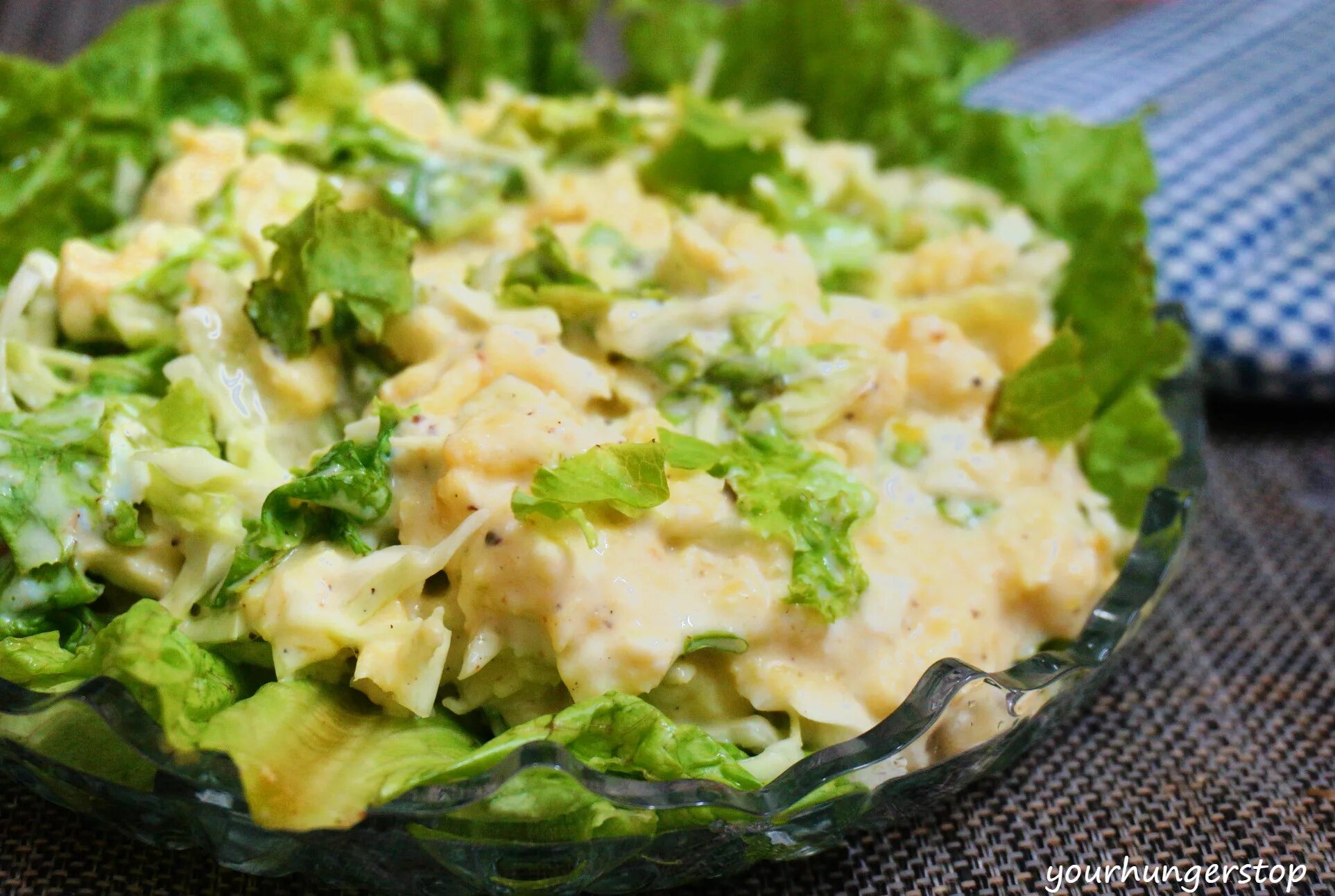 Салат с капустой и яйцом. Салат в капустном листе. Салат с капустой и майонезом. Салат с кочанным салатом. Салат из капусты свежей с майонезом рецепт