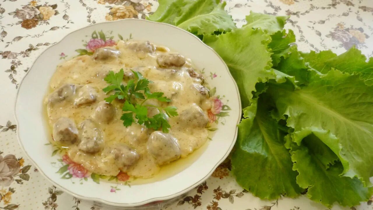 Куриные сердечки в сметанном соусе. Куриные сердечки в сырном соусе. Сердце в сметанном. Куриные сердечки. Куриные сердечки тушеные в сметане.