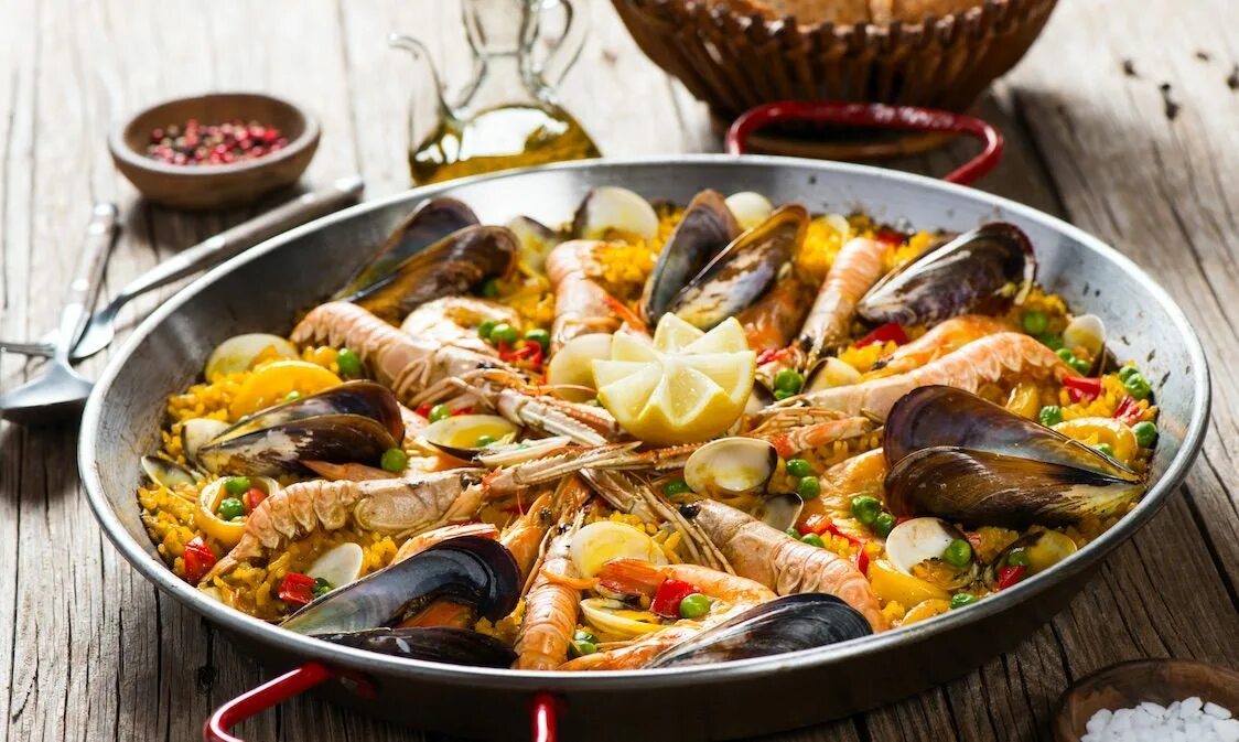 Паэлья с морепродуктами испания. Испанские блюда с морепродуктами. Паэлья валенсия. Паэлья с морепродуктами испания. Паэлья испания.