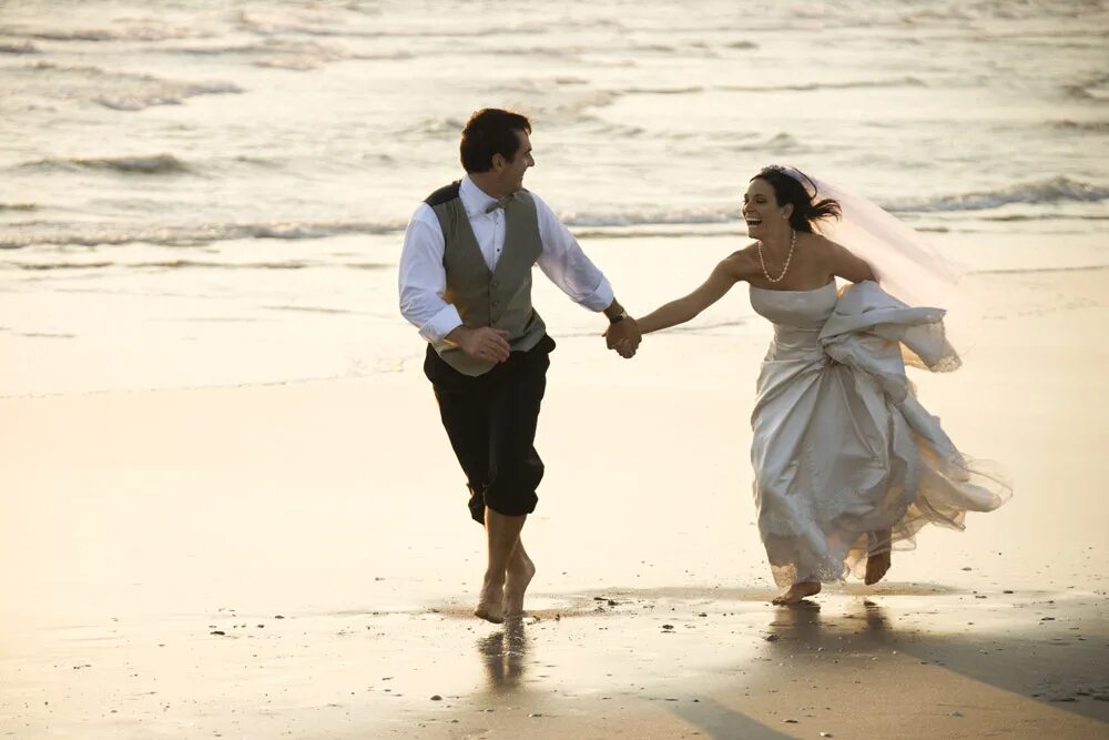 Замужество с человеком. Свадьба на берегу моря. Счастливые отношения свадьба. Свадебные пары. Мужчина и женщина свадьба море.