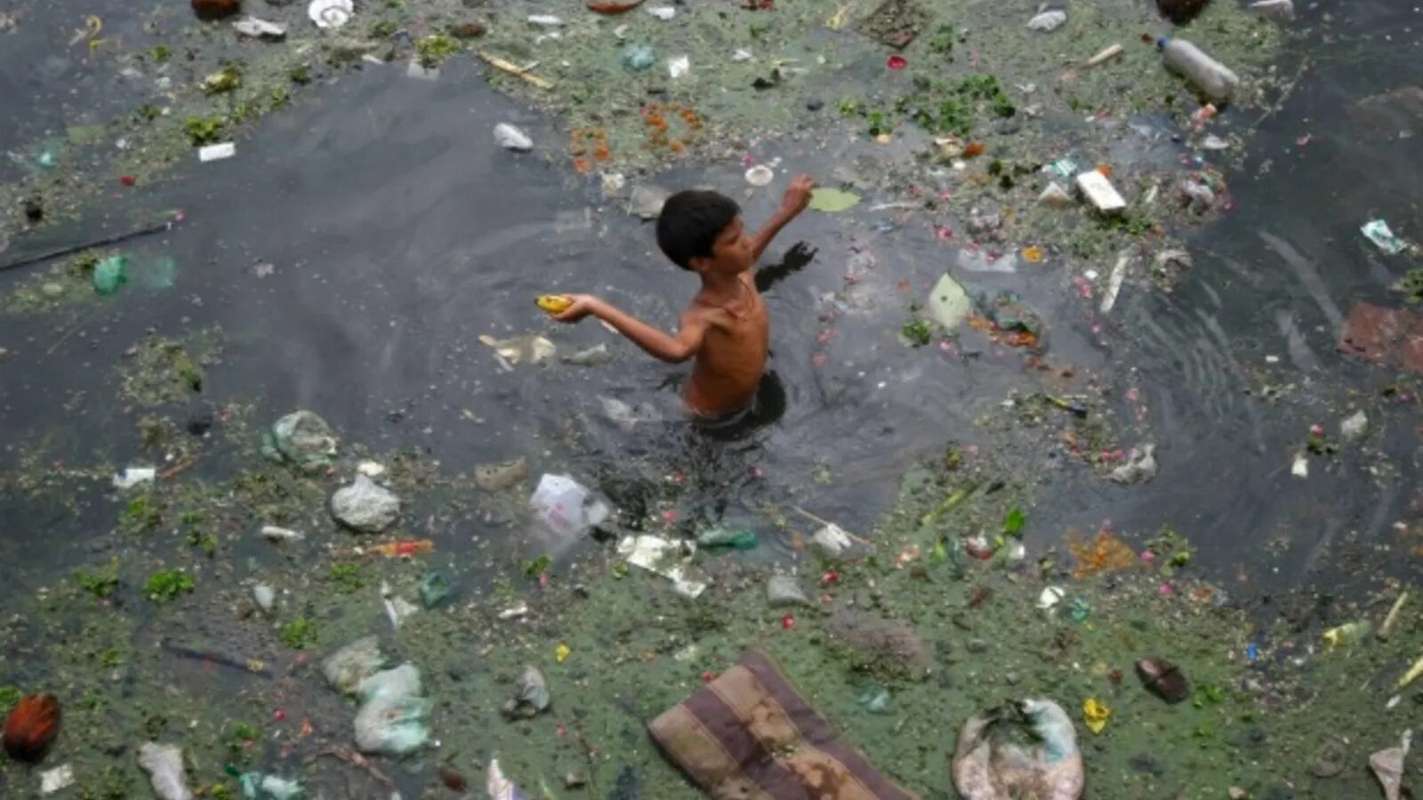 Плавать в мутной воде