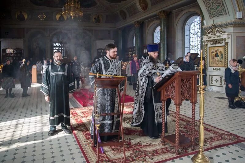 Царственные часы в храме. Что значит царские часы в храме. Часы богослужение. Епископ сергий маардуский храм архангела михаила. Служба в великую пятницу.