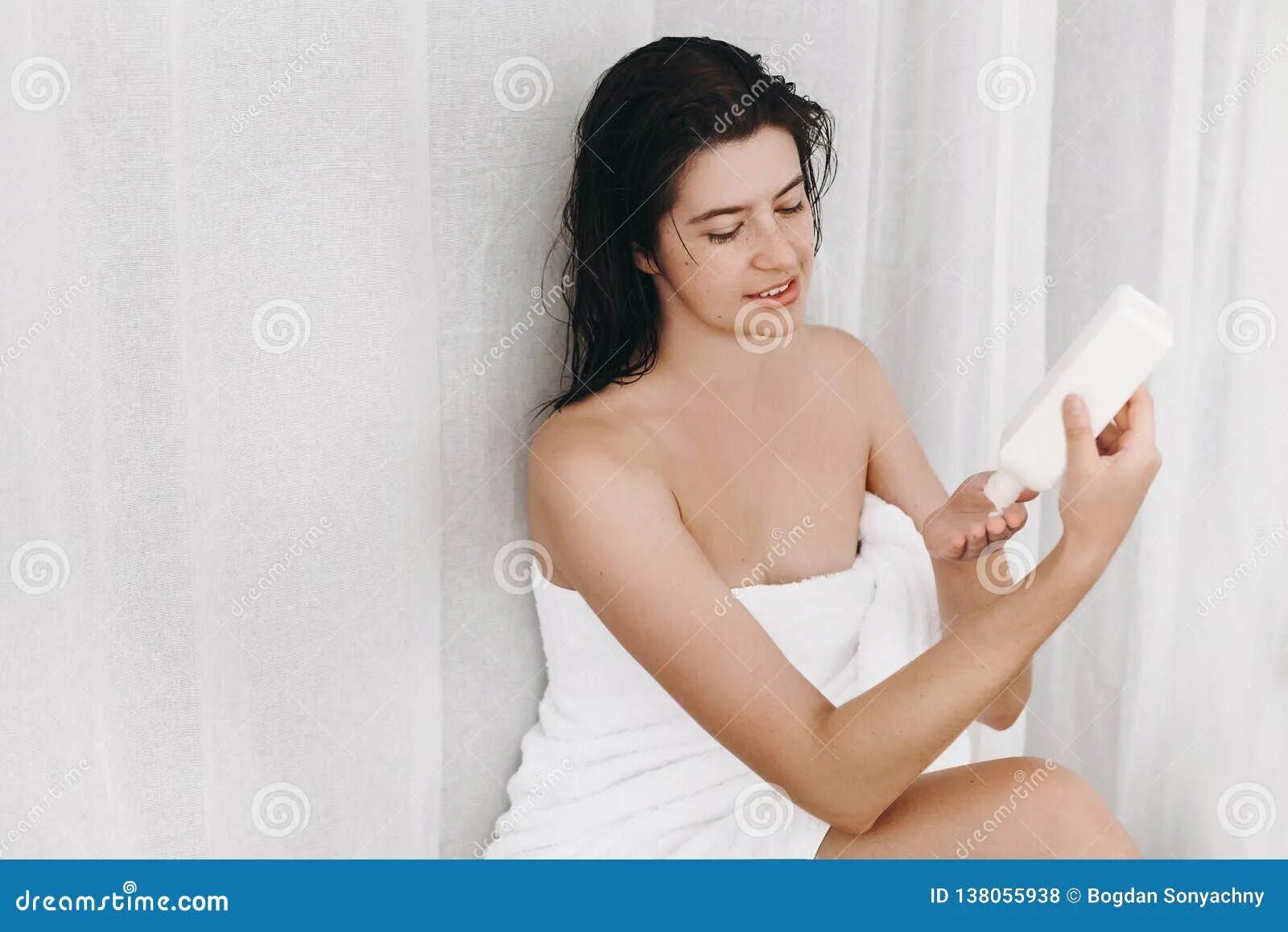 Полотенце на плечах. Девушка с полотенцем у лица картинка. Девушка в белом полотенце. Картинка ухода полотенцем. Приложил полотенце