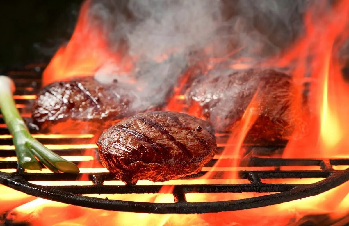 жарка на открытом огне. жарка на открытом огне. стейк рибай на гриле. жарка на открытом огне. грилл.