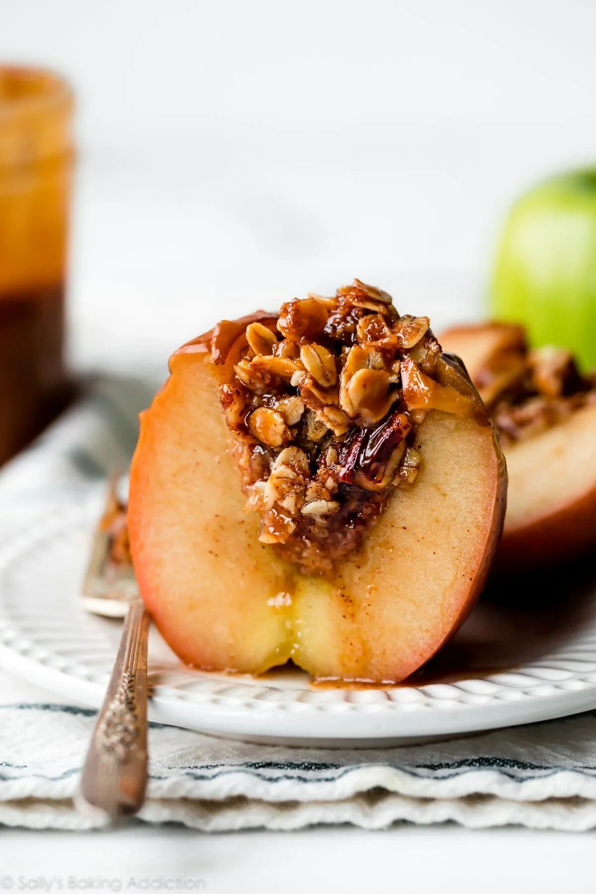 Рецепт печеных яблок в духовке с медом. Запеченные яблоки. Запеченные яблоки с корицей. Запечённые яблоки в духовке с мёдом. Яблоки с корицей и орехами в духовке.