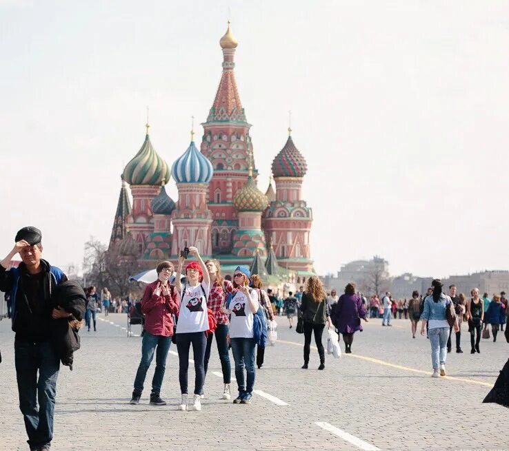 Послан человек из москвы. БТС на красной площади в Москве. Люди на красной площади. Селфи на красной площади. Москва люди.