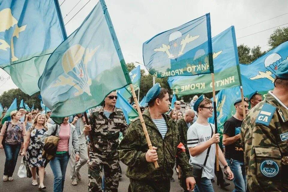 Вдв день празднования. День вдв в кемерово. Вдв праздник 2022. Вдв 2 августа. Памятник воинам новокузнецка.