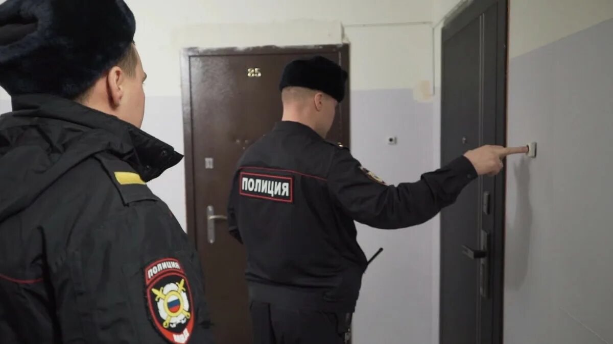 Кызыл полиция номер телефона. Новая бэкста сосед полицейский. Полицейский стучится в дверь. Полицейский в квартире. Полиция нарушения тишины.