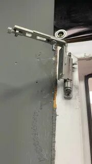 Верхняя петля пластикового окна