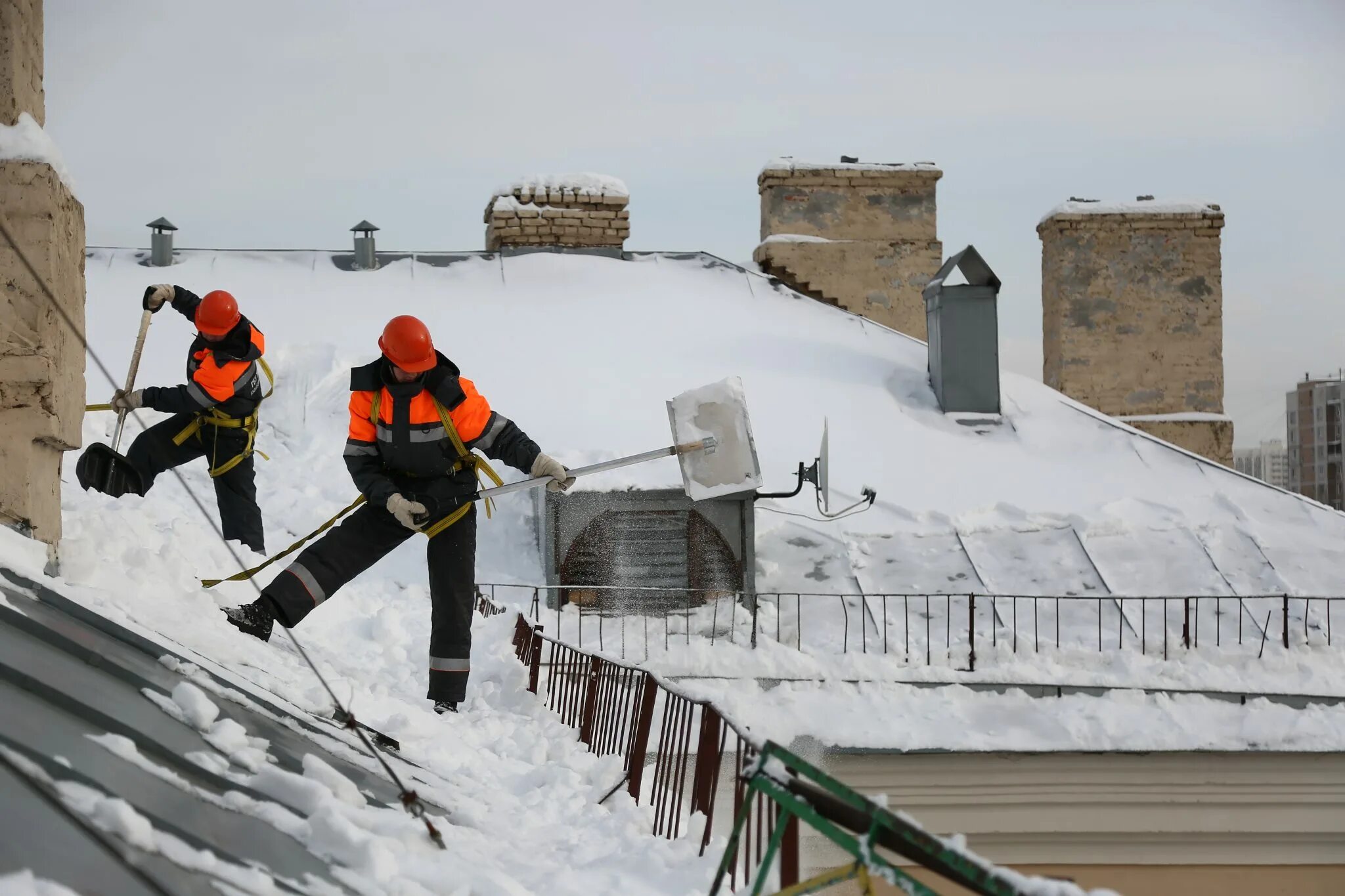 Снег с крыши на дорогу. Очистка крыш от снега. Уборка крыши от снега. Уборка снега с кровли. Очистка кровли от снега и наледи.