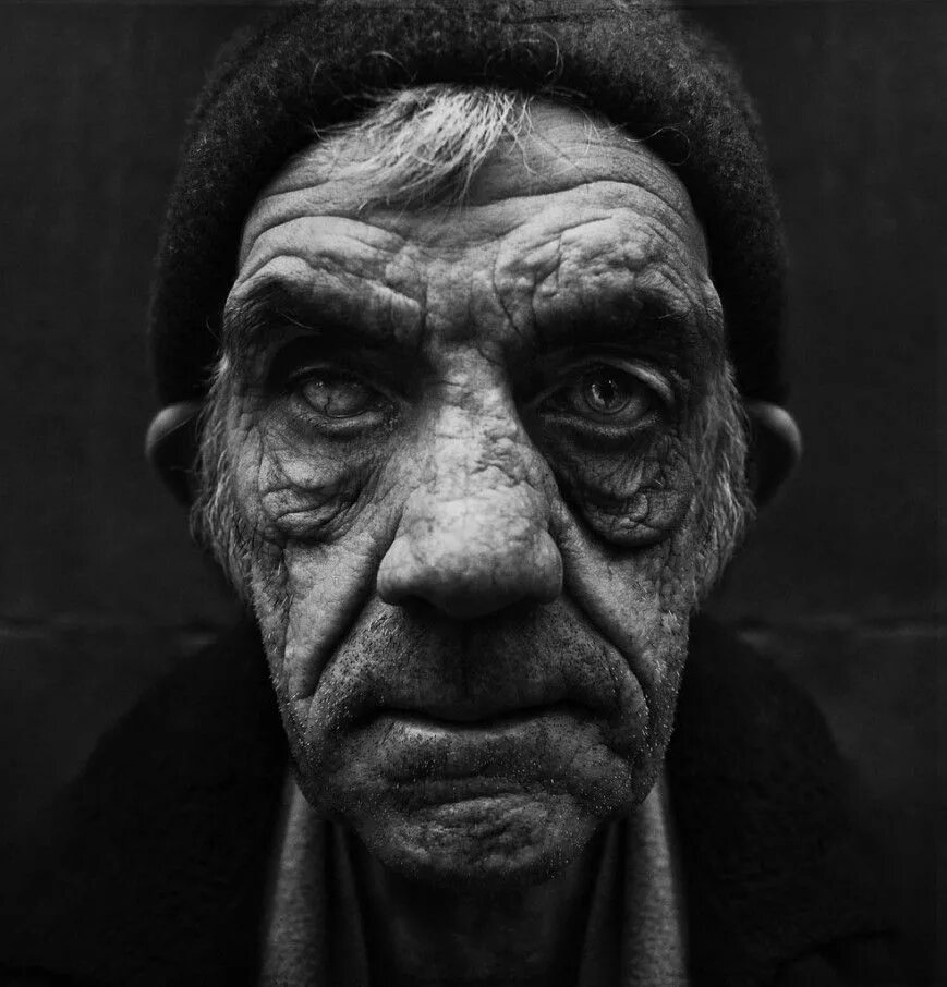 Старый белый мужчина. Ли Джеффрис (Lee Jeffries) фотограф портреты бездомных людей. Ли Джеффрис портреты бездомных. Лицо старика.