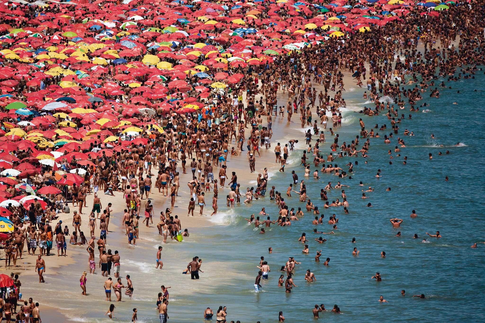 Огромное количество проблем. Пляж Рио де Жанейро люди. Ипанема Бич переполненный пляж Рио-де=Жанейро, Бразилия. Многолюдный пляж. Много людей на пляже.