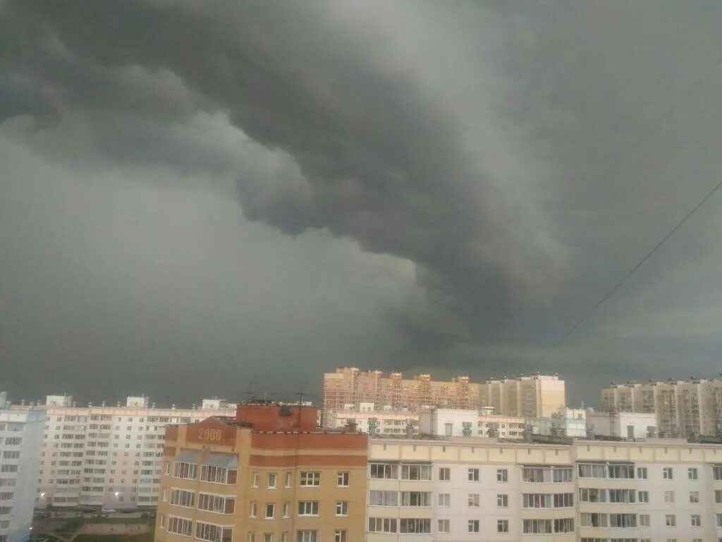 Будет сильный ураган. Ураган в Новосибирске. Смерч в Новосибирске. Смерч Торнадо Москве. Смерч в городе.
