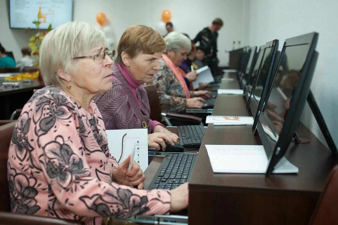 Библиотека старшему поколению. Компьютерная грамотность для пенсионеров. Образование для пожилых. Компьютерный класс для пенсионеров. Курсы для пожилых.