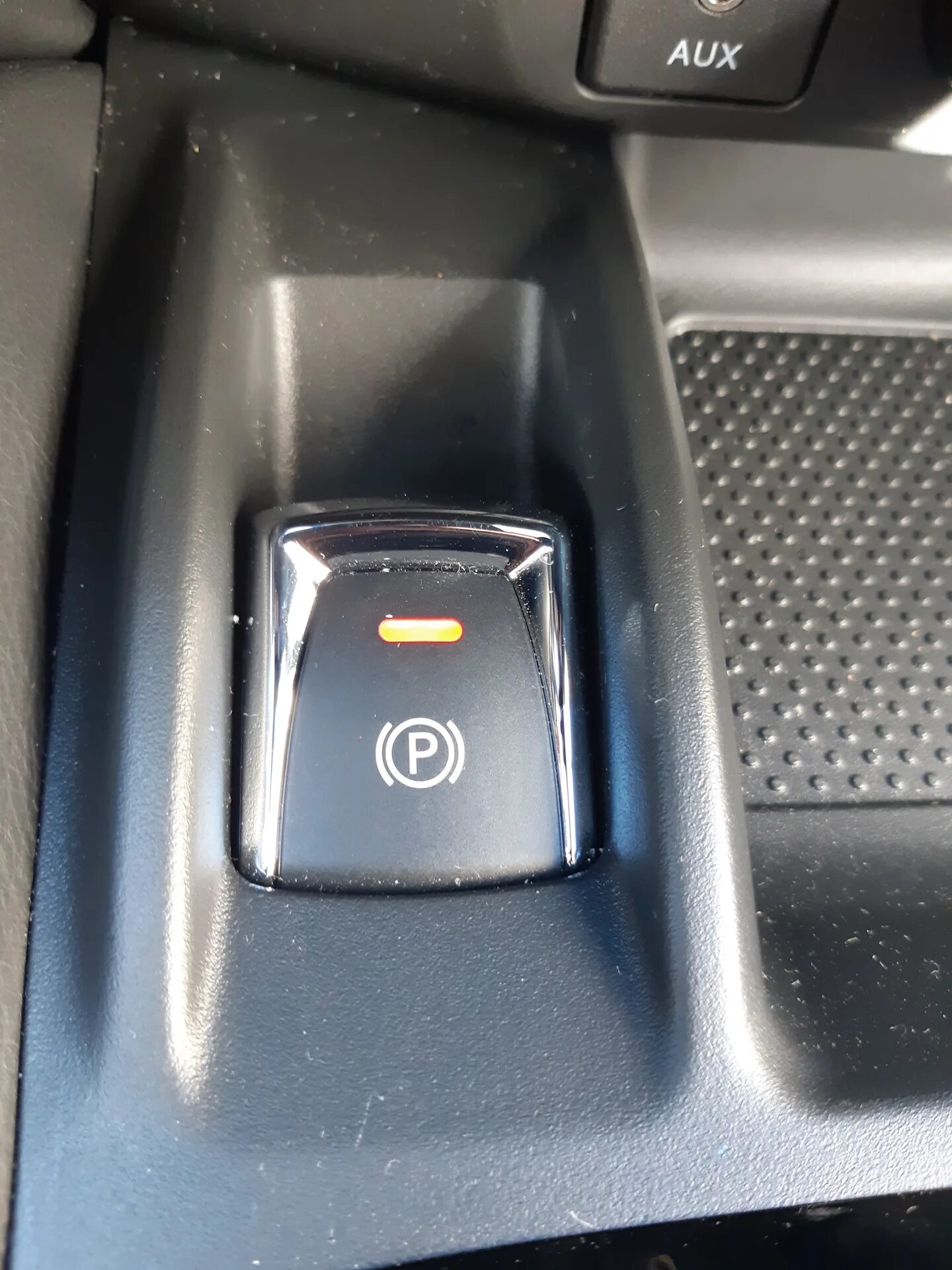 Стояночный тормоз кашкай. Nissan Pathfinder 2014 кнопка стояночного тормоза. Nissan Murano кнопка ручника. Кнопка электро ручника Nissan x-Trail. Электро ручник Qashqai 11.