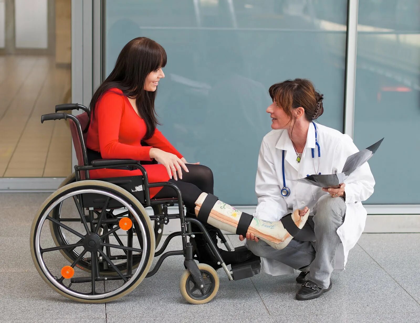 Инвалидность помогу. Инвалид и врач. Медицина и реабилитация инвалидов. Реабилитация инвалидов. Профессиональная реабилитация инвалидов.