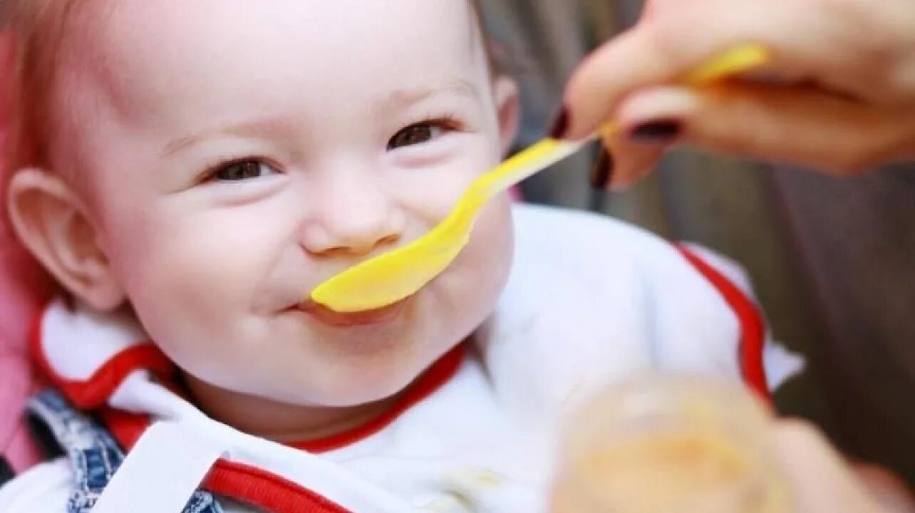 Педиатрический прикорм. Педприкорм. Детское питание фото. Схемы введения прикорма на грудном вскармливании с 6. Маленький ребенок ест.