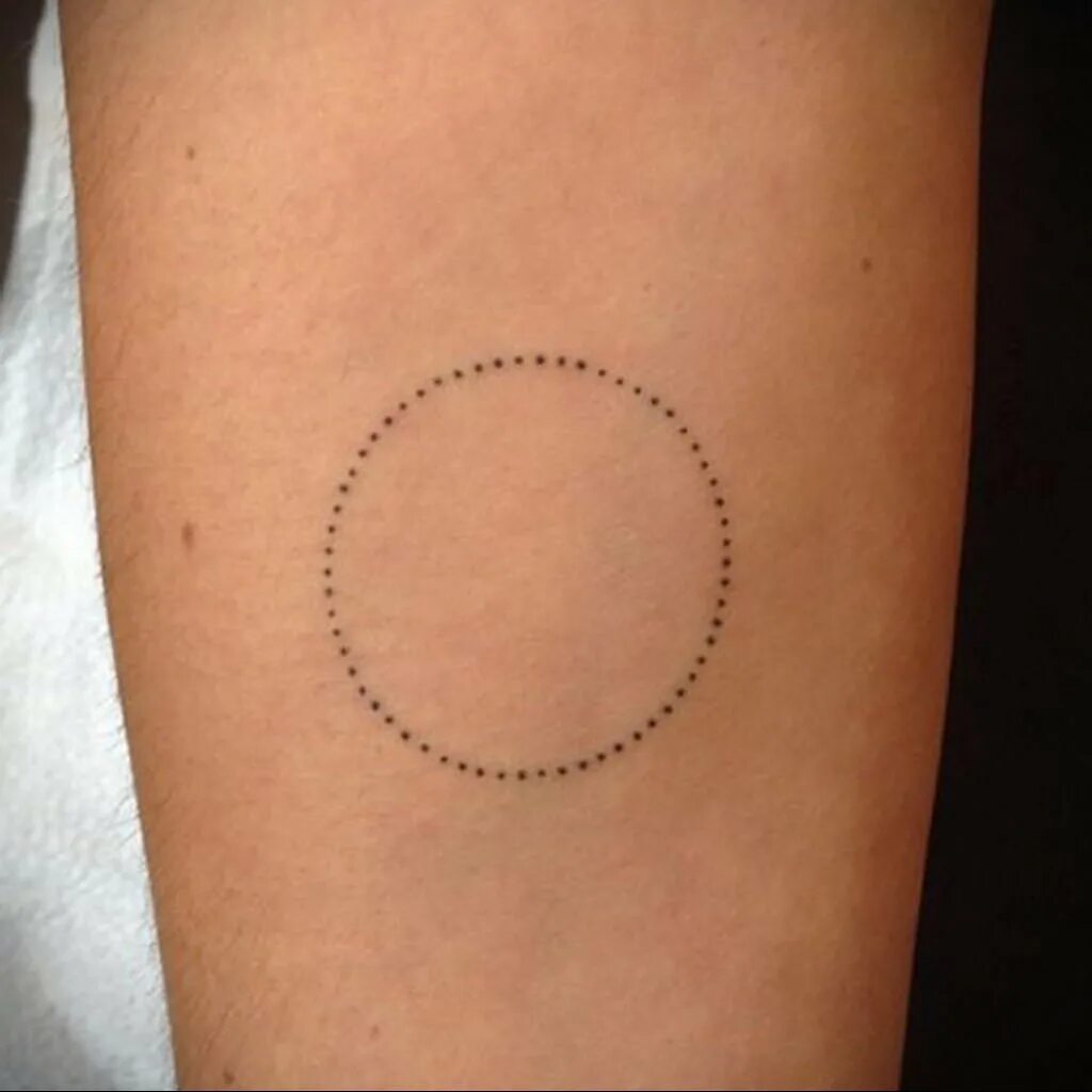 Энсо уроборос. Татуировка круг значение. Тату круг на руке. Тату окружность. Круглые татуировки простые.