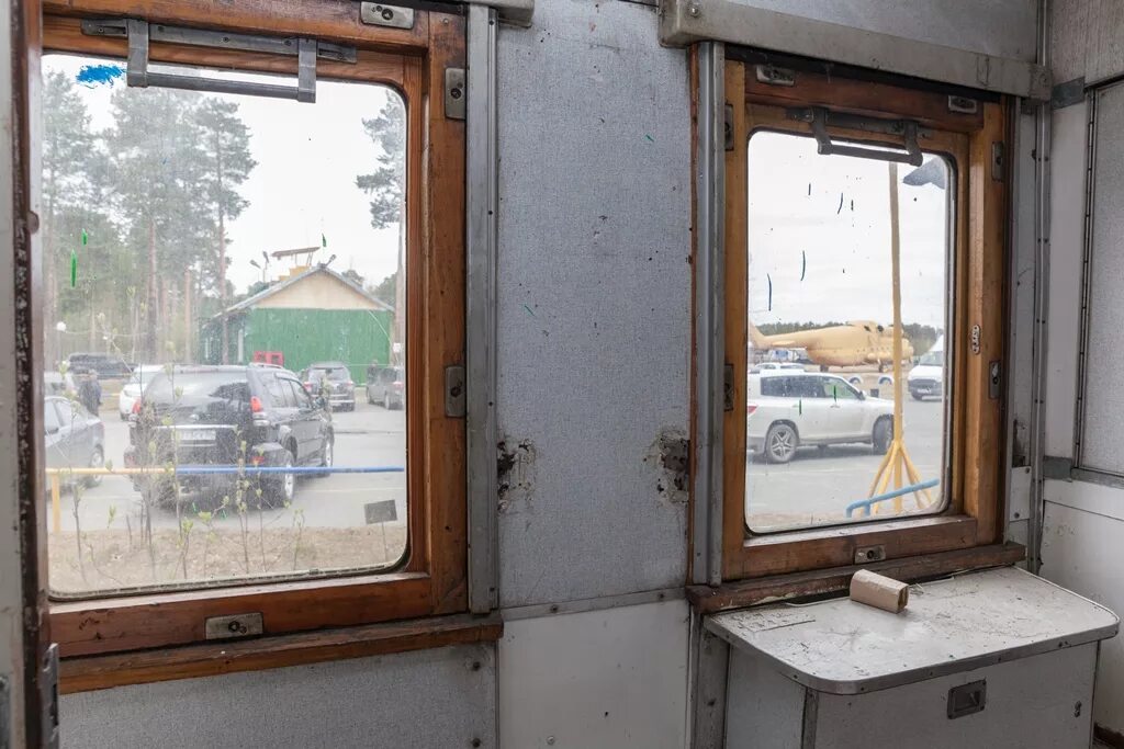 окно поезда. вид из окна поезда. окно вагона. окно поезда. из открытых окон запыленных вагонов.