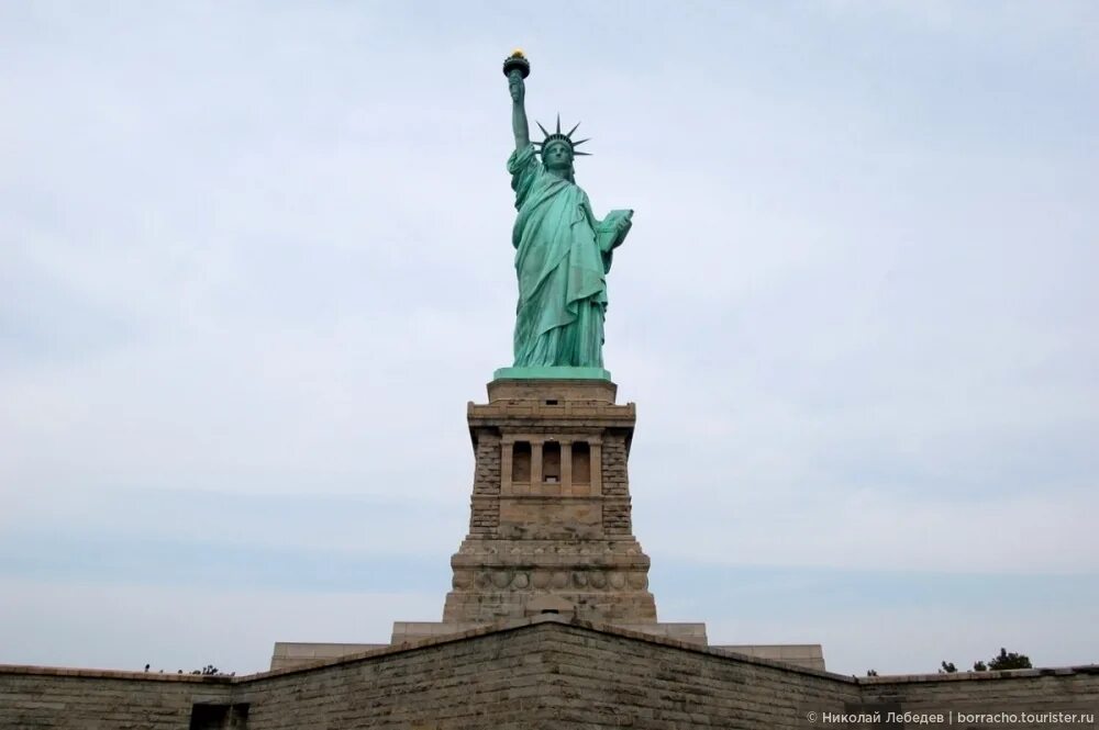 Статуя страны. Христос искупитель рио де жанейро. Статуя христа искупителя в рио. Статуя страны. Знаменитые статуи.