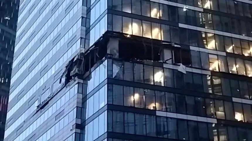 Что случилось в москва сити сегодня. Офисное здание. Фасад небоскреба. Москва Сити взрыв. Москва Сити 2023.