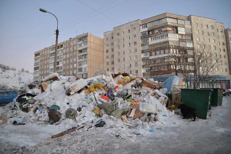 Самые худшие города россии. Мурманск мусорное гетто. Грязный Мурманск. Зимняя мусорка в городе.