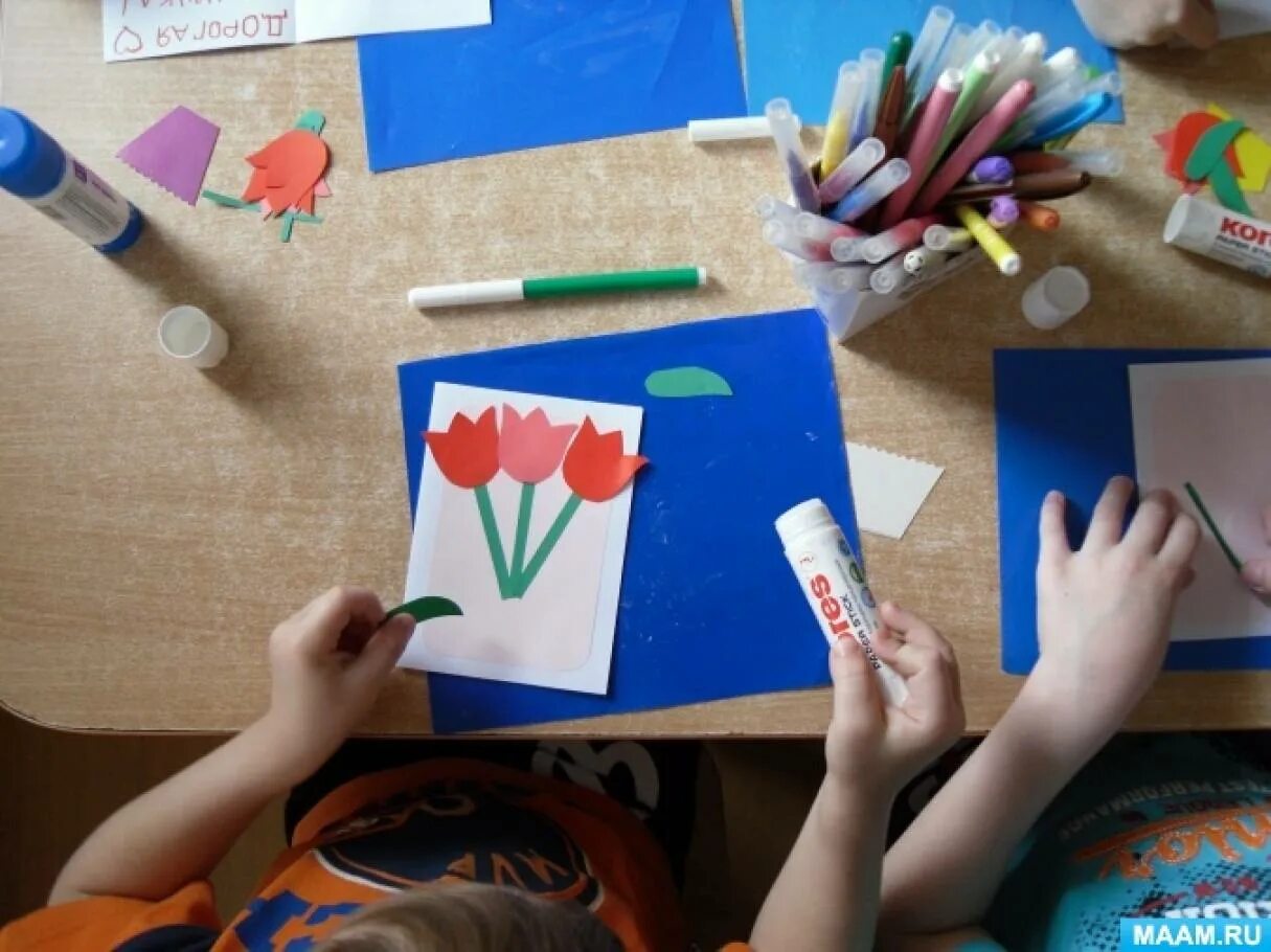 Подарок маме старшая группа. Аппликация цветы младшая группа. Открытка старшая группа. Нод подарок маме. Аппликация в старшей группе.