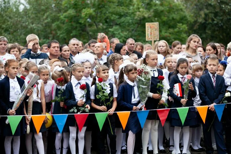 Линейка первого класса. Школьная линейка. Линейка в школе. Ученики на линейке. Линейка 1 сентября.