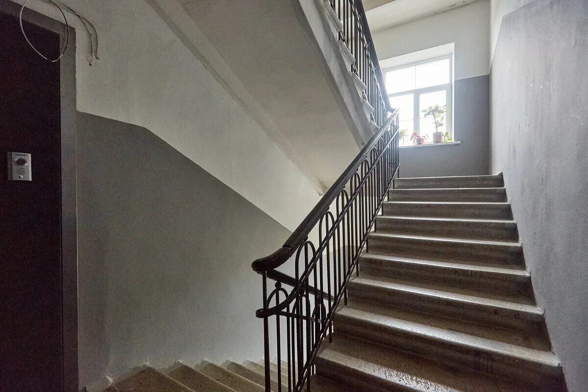 Отделка лестничного марша в общественных зданиях. Пол лестничной клетки. Лестничная клетка в многоквартирном доме. Лестничные клетки внутренние. Колосниковая лестничная клетка.