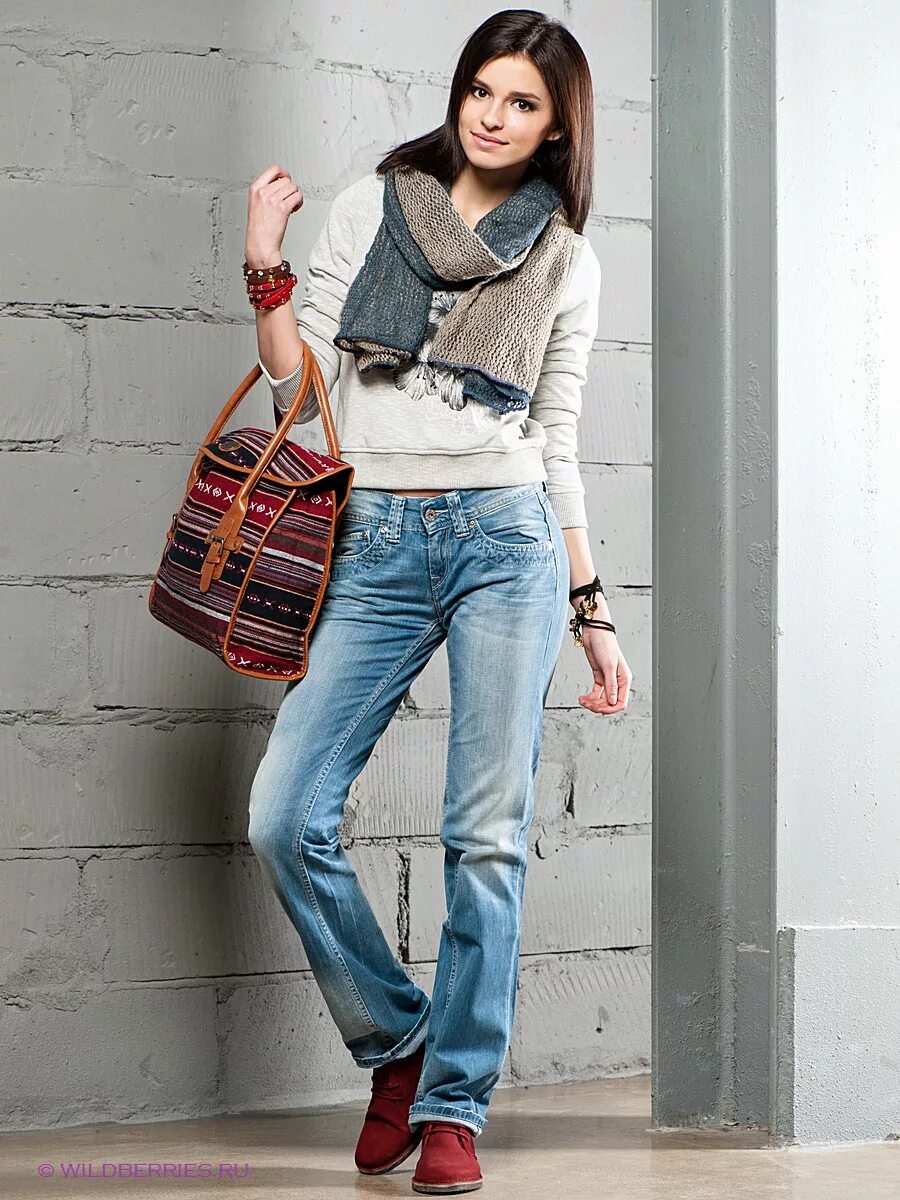 Джинсы бойфренды. Образы с джинсами бойфрендами. Как модно носить джинсы. Джинсы мом с косухой. Джинсы бойфренды женские.