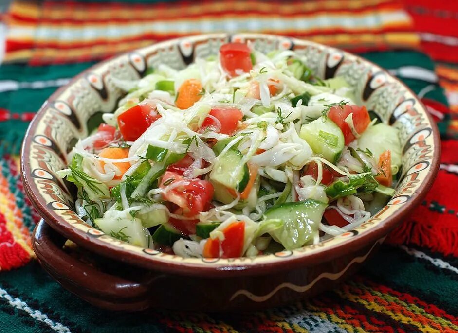 Салат овощной с капустой и огурцом. Салаты. овощной салат. салат овощной с капустой.