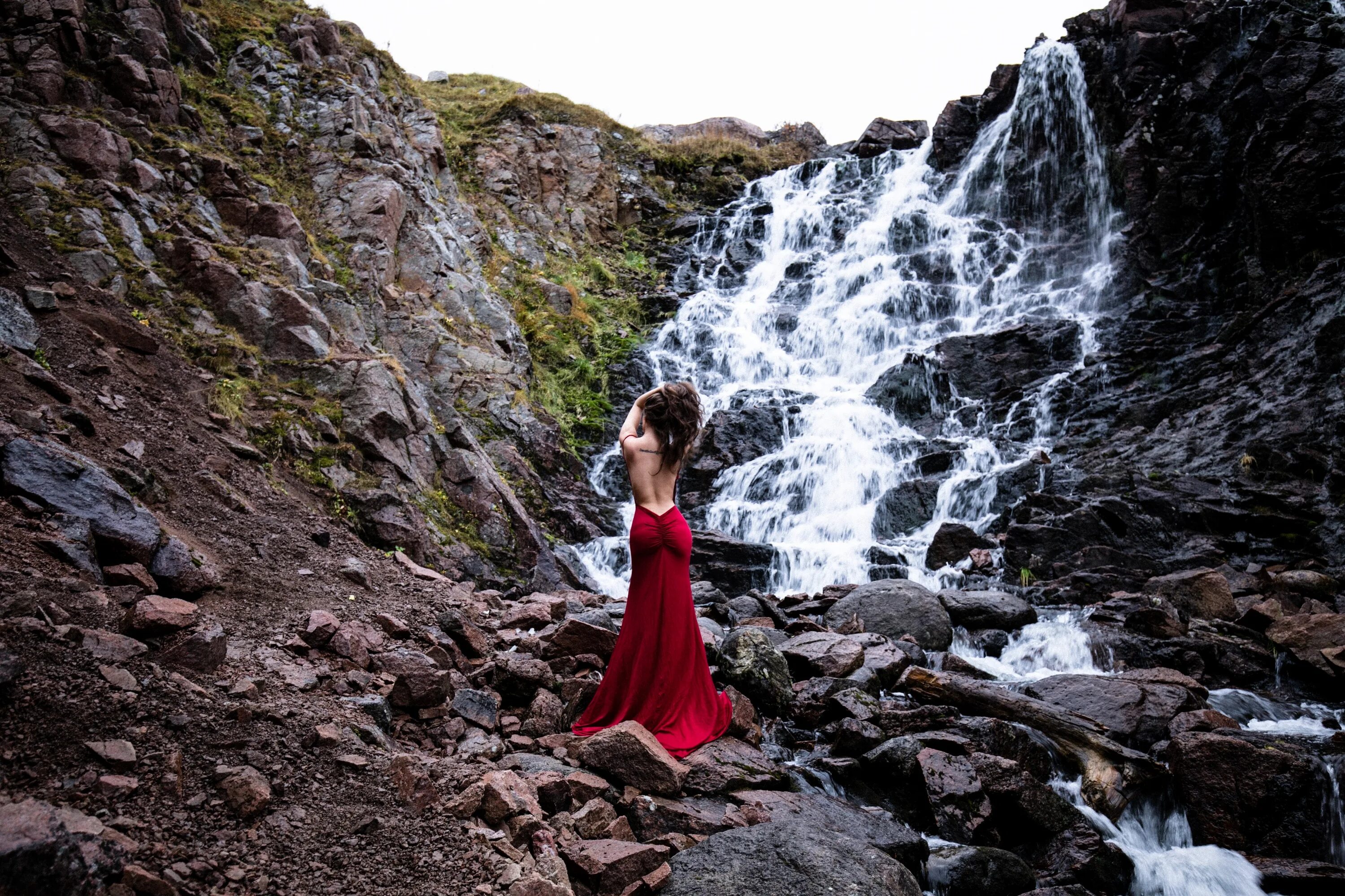 Фотосессия у водопада. Фотосессия на фоне водопада. Фотосессия возле водопада. Девушка в платье на скале.