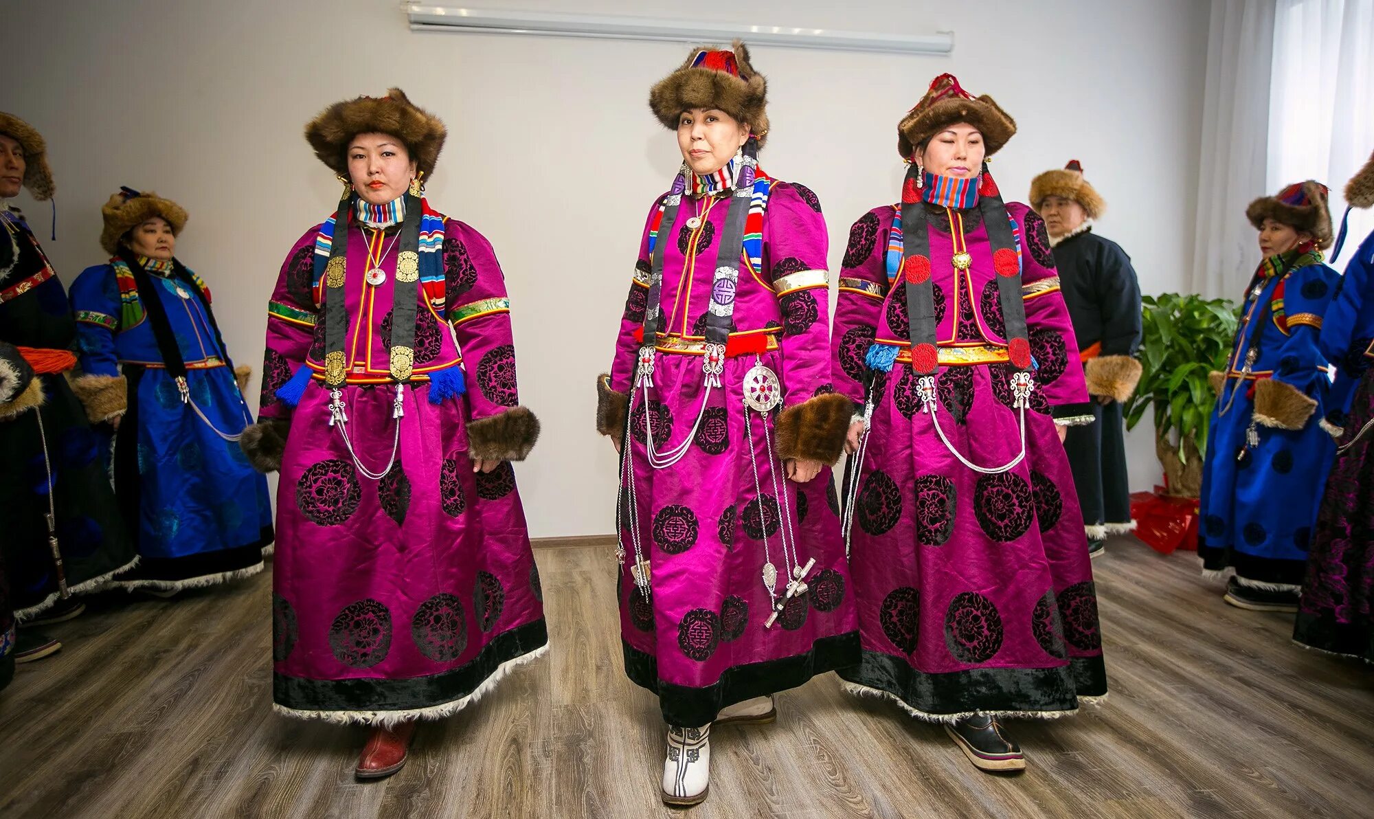 Национальный костюм селенгинских бурят. Энгэр бурятский. Дэгэл бурятский мужской. Бурятский халат. Дэгэл бурятский.