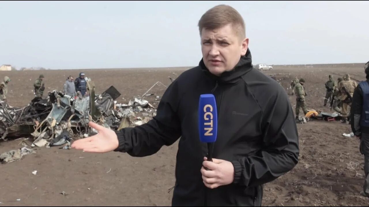 Сбит ми8 сегодня. Сбитый украинский вертолет под мариуполем. подбитый вертолет с азовцами. подбитые украинские вертолеты.