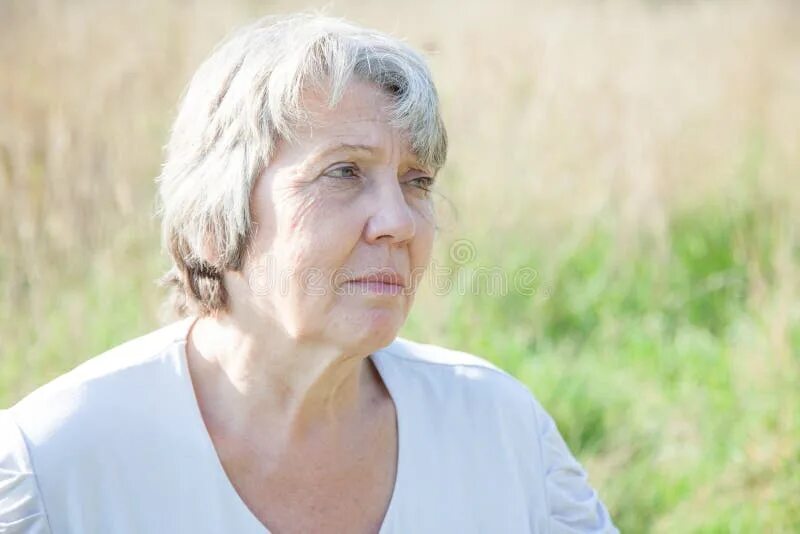 Женщины в возрасте хочется. Портрет женщины в возрасте. портрет близко женщина в возрасте. женщина в возрасте сидит. женщина в возрасте на белом фоне.