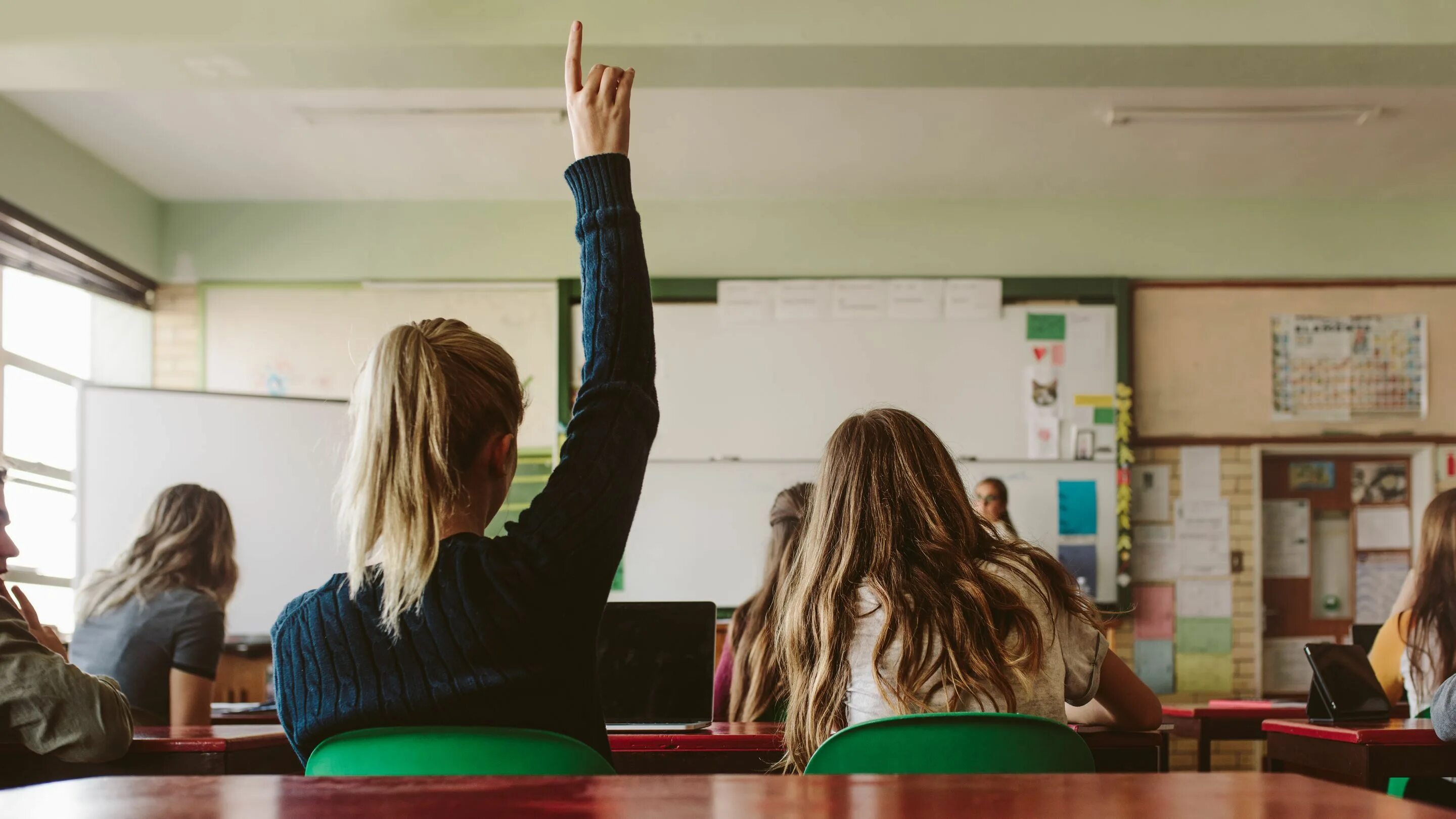 Студент тянущийся к знаниям. Студент и преподавательница целуются. Фото во время урока. Classroom questions