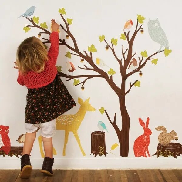 Ребенок декоратор. Ребенок декоратор. Декораторы на детские праздники. Дети дизайнеры. Ребенок разрисовал стены.