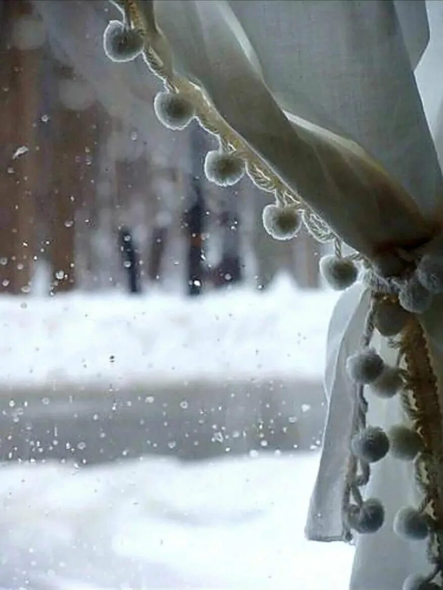 Снег идет пушистый белый. Зимнее окно. Снег за окном. Зима за окном. Нежность зимой.