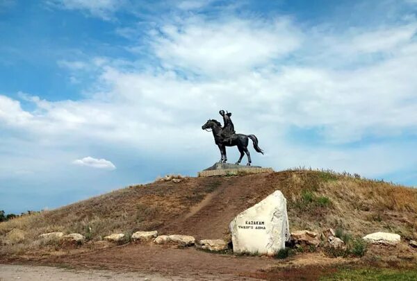 Тихий дон станица вешенская. Новочеркасск вешенская. Памятник григорию и аксинье в вешенской. Станица вешенская. Вешенская.