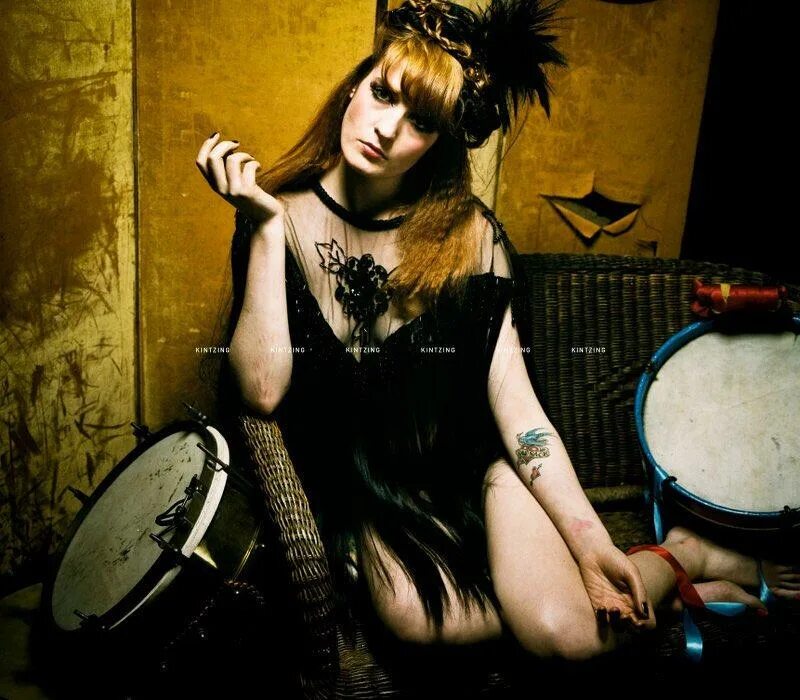 Bülow revolver исполнительница. Холодный взгляд девушки. Девушка плачет. Райские девушки. One eyes girl песня.