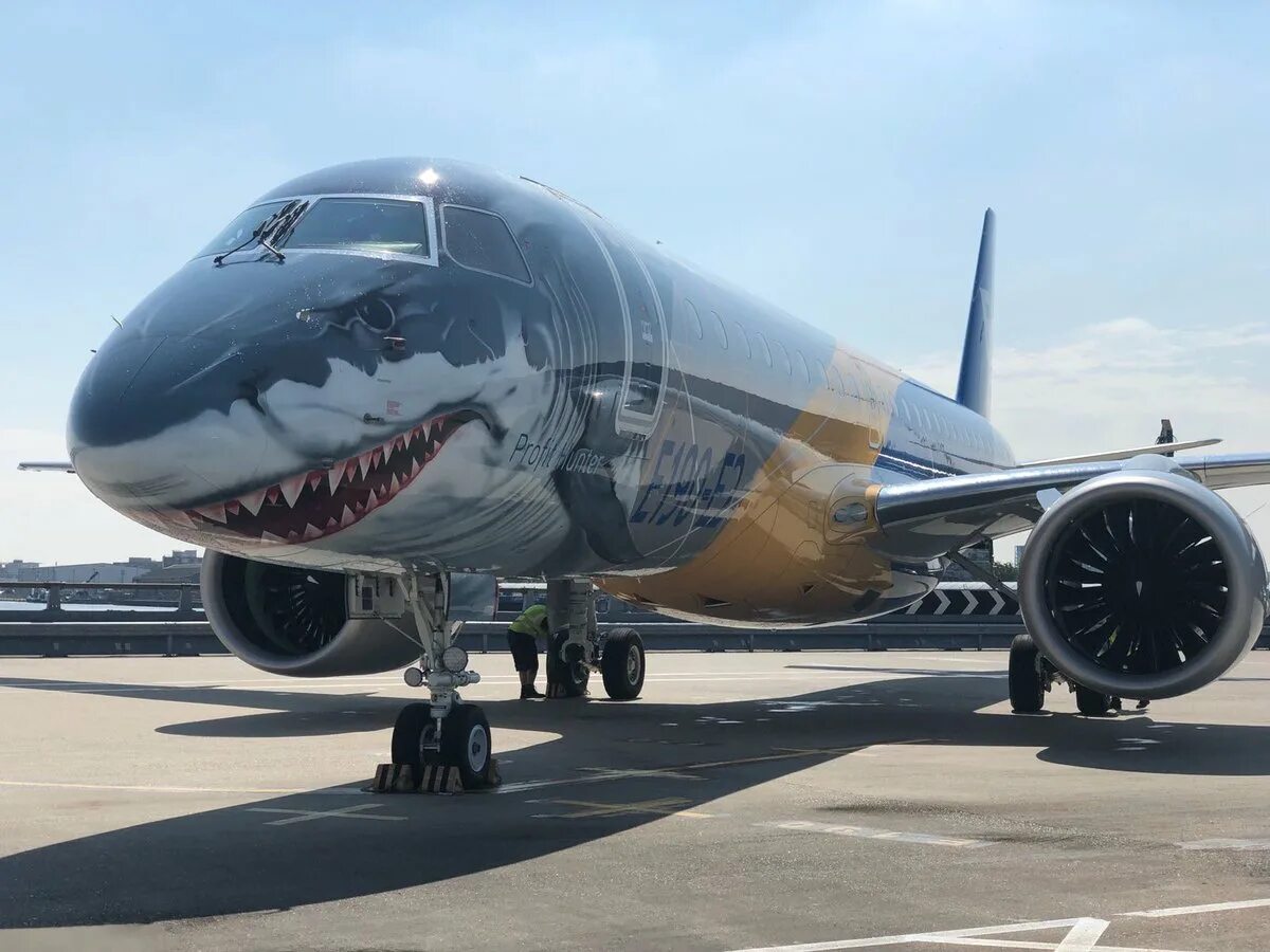Самолет акула. Embraer e190‑e2. эмбраер e2 акула. акула самолет. самолёт с акульей мордой.