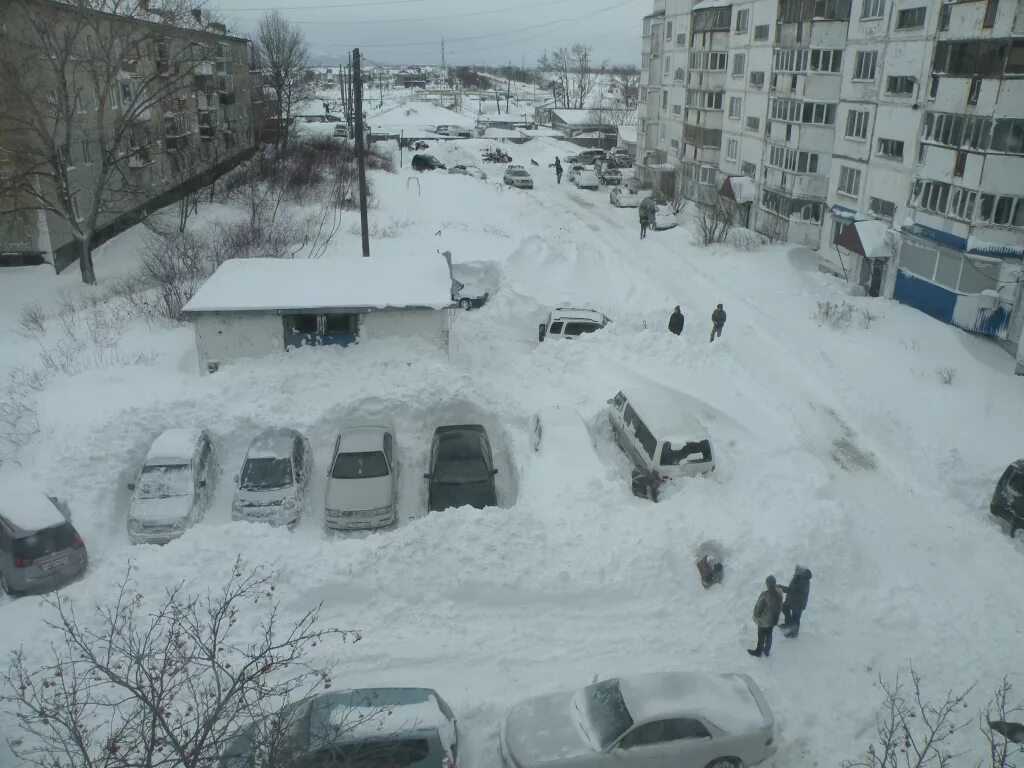 Погода в южно сахалинске в августе. Сахалин снегопад 2022. Южно-Сахалинск сугробы. Метель Южно-Сахалинск. Циклон Южно Сахалинск.