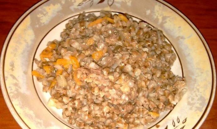Перловая каша с тушенкой. Гречневая солдатская каша. Гречка с тушенкой рецепт пошагово. Гречка с тушенкой. Гречка с тушенкой рецепт пошагово.