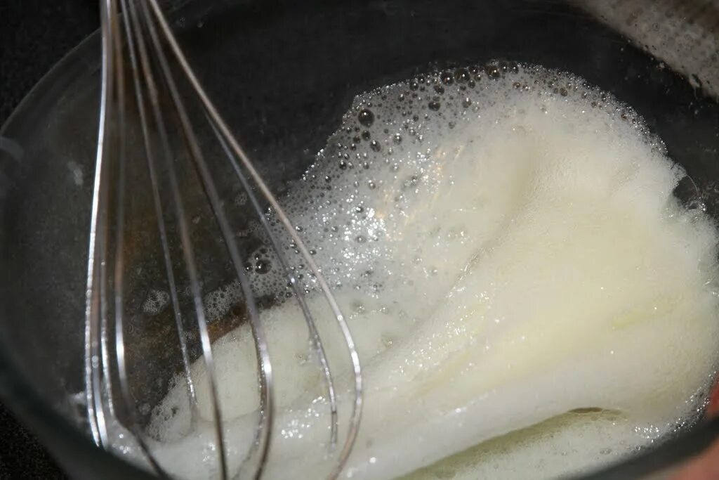 Взбивание яичных белков. В взбитые белки добавляем сахар. Яичный белок с сахаром. Взбитые белки. Взбитые яйца с сахаром.