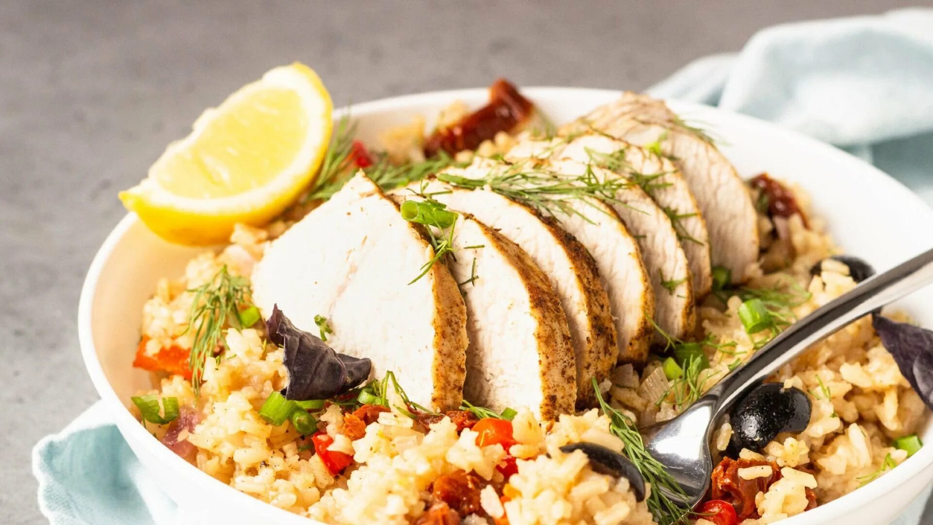 Филе индейки с рисом. Рис тяхан. Куриный стейк с рисом. Куриная грудка с рисом. Индейка с рисом.