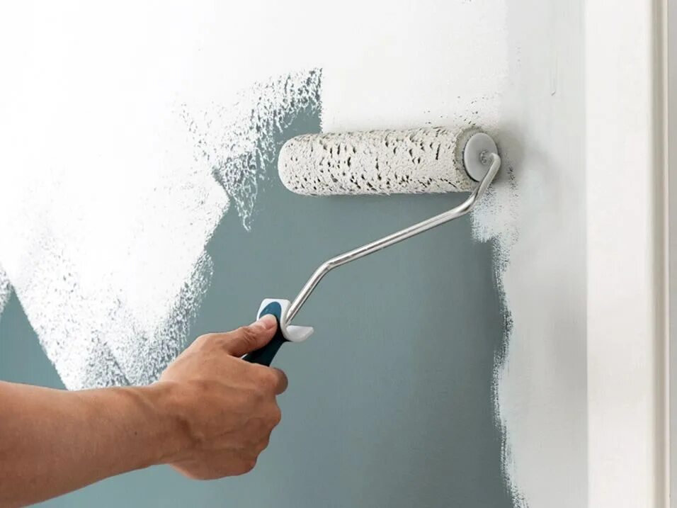 Какой краской можно красить обои. Окрашивание стен. Подготовка стен под покраску. Подготовление стены под краску. Ручная покраска стены.