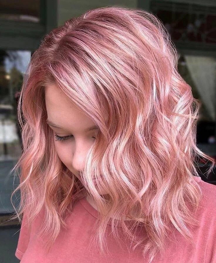 Rose blonde. Клубничный блонд велла. Роуз Голд краска. Роуз блонд. Роуз Голд цвет волос.