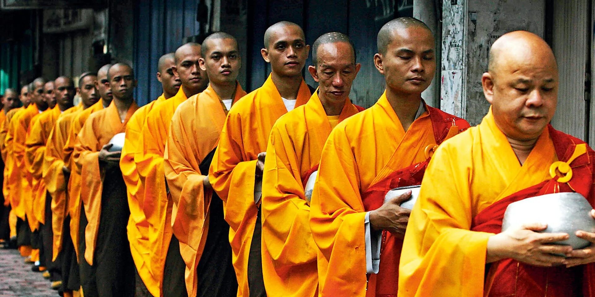 Почему индийские монахи делали посох многогранным. Индонезия буддизм. Индонезийцы буддисты. Индонезия монахи. Одежда буддистов.